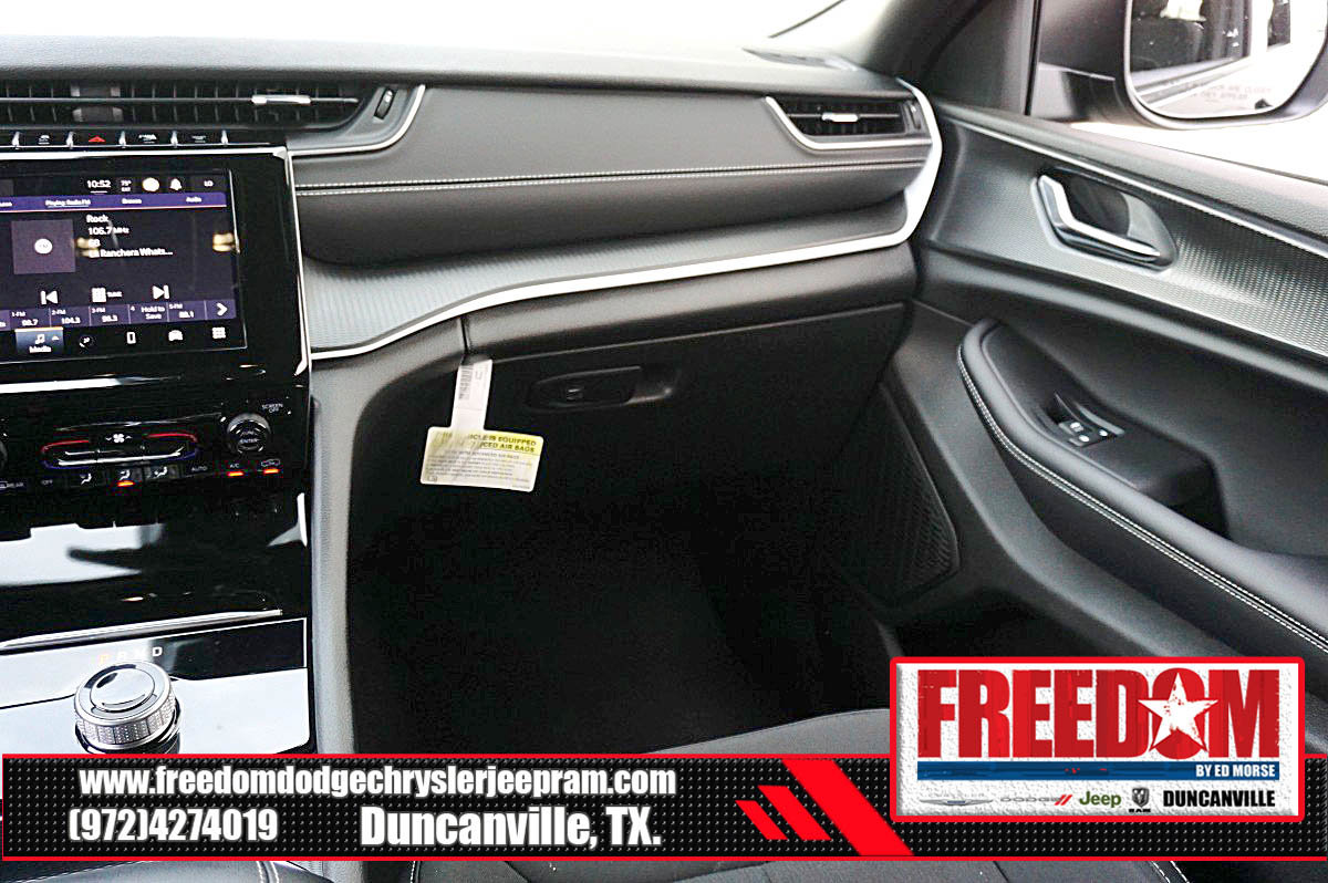 Certified 2025 Jeep Grand Cherokee Laredo image 36