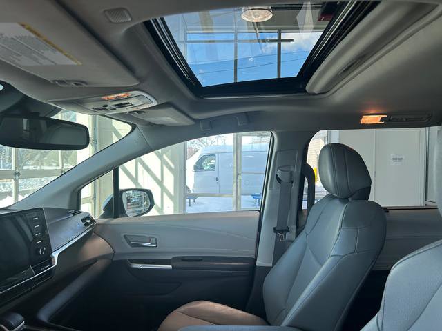 Used 2024 Toyota Sienna XLE FWD image 16