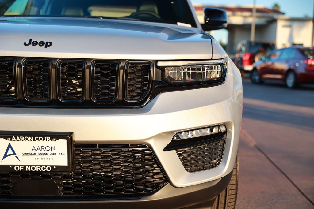 New 2025 Jeep Grand Cherokee Limited w/ Black Appearance Package image 5