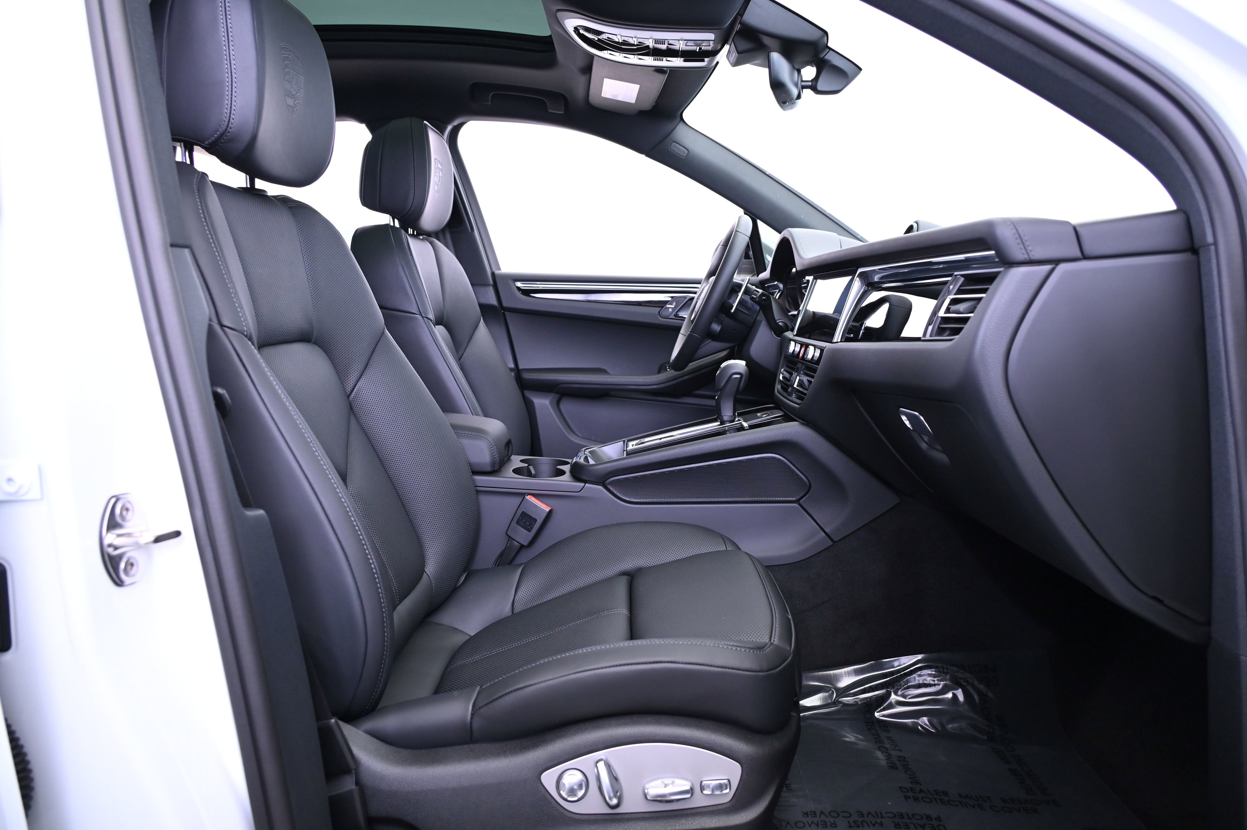 Certified 2025 Porsche Macan image 28