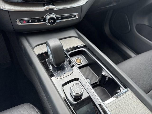 New 2025 Volvo XC60 B5 Plus w/ Climate Package PRO image 24