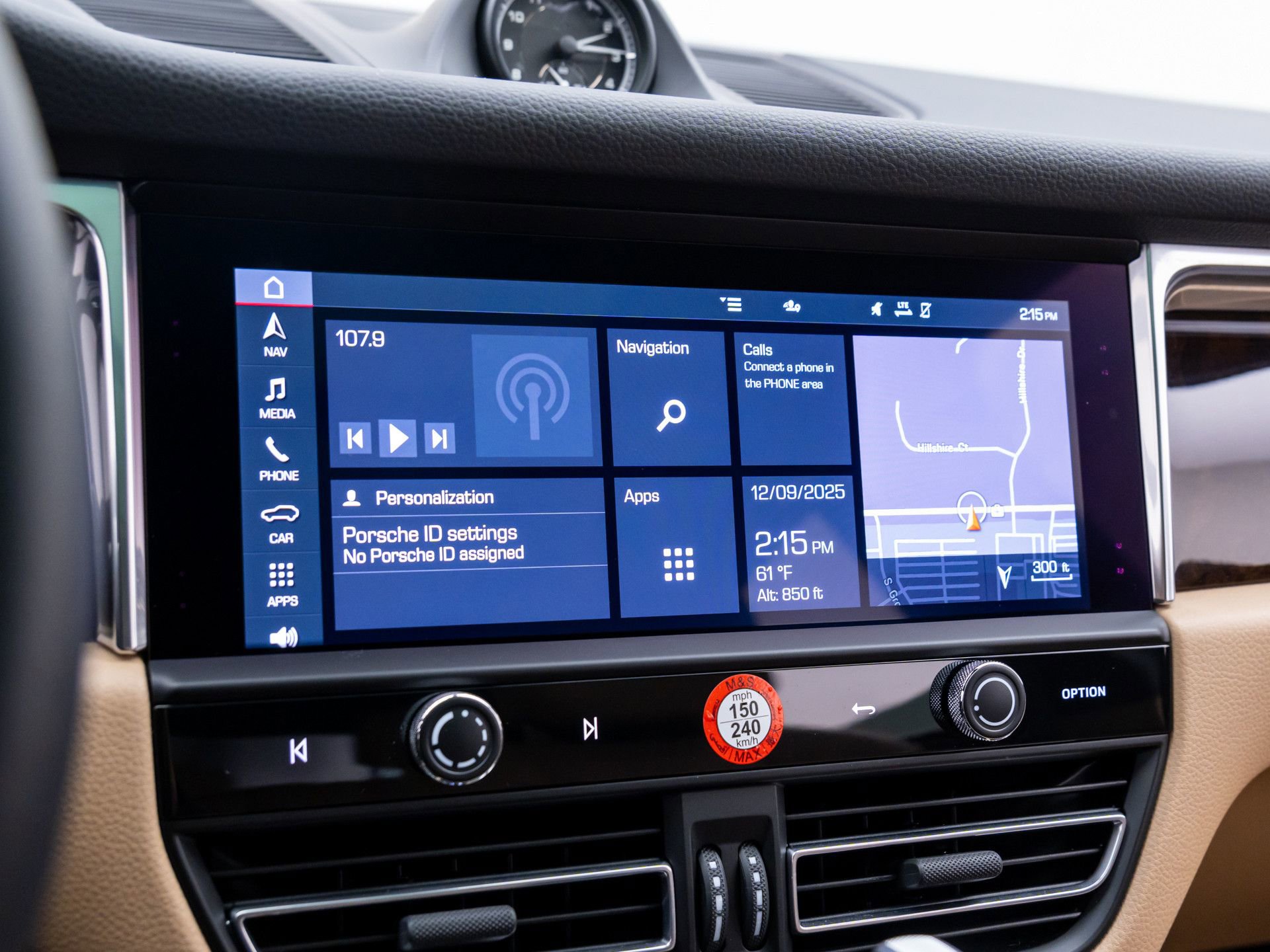 Certified 2025 Porsche Macan image 23