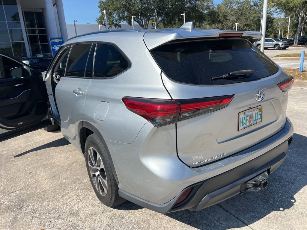 Used 2020 Toyota Highlander XLE image 3