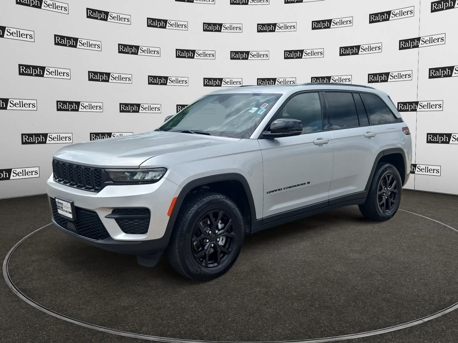 Used 2025 Jeep Grand Cherokee Altitude AWD/4WD image 2