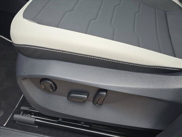 New 2026 Volkswagen Taos SE FWD image 9
