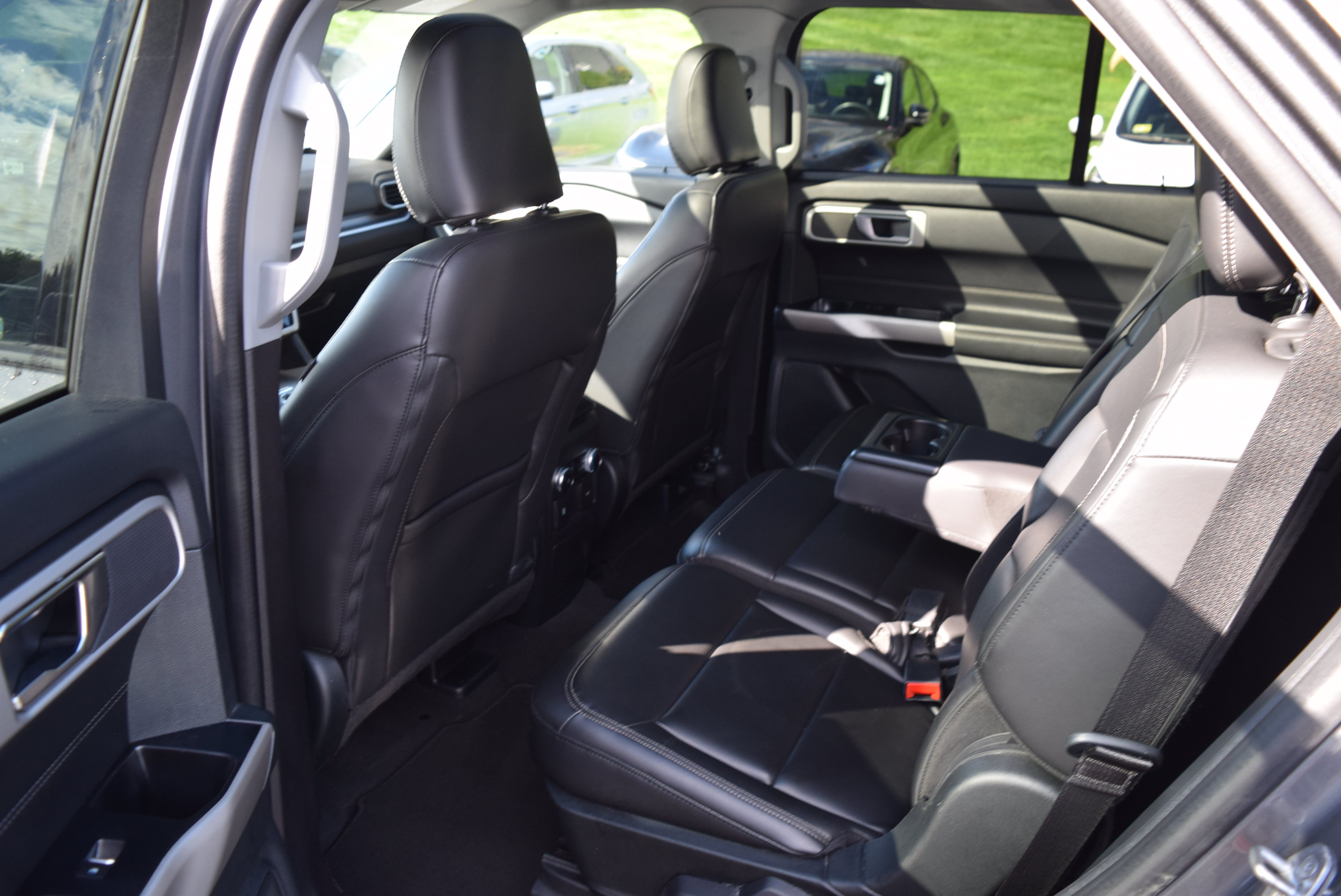 Used 2022 Ford Explorer XLT w/ Equipment Group 202A AWD/4WD image 8