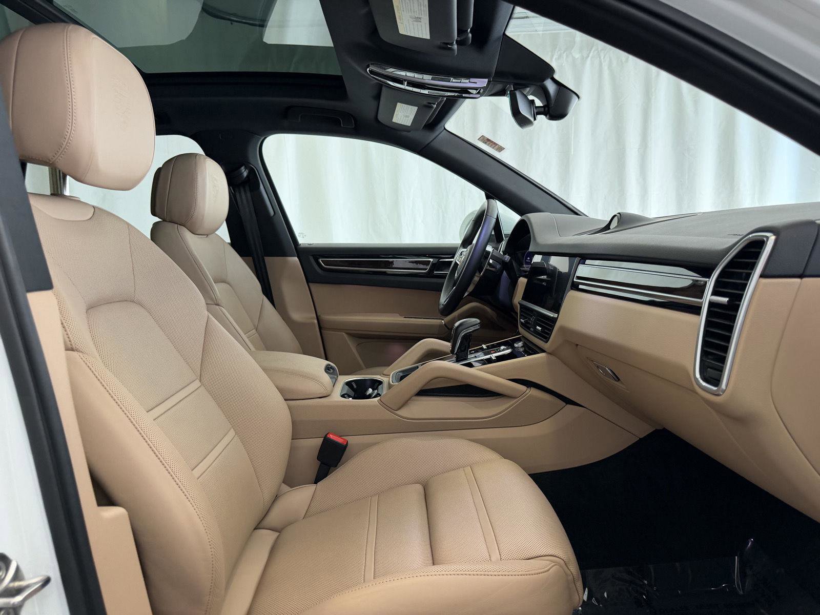 Certified 2023 Porsche Cayenne Platinum Edition image 16