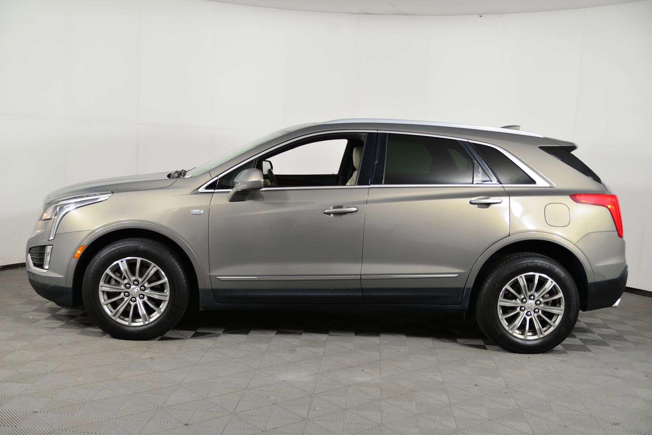 Used 2018 Cadillac XT5 Luxury w/ Driver Awareness Package image 2