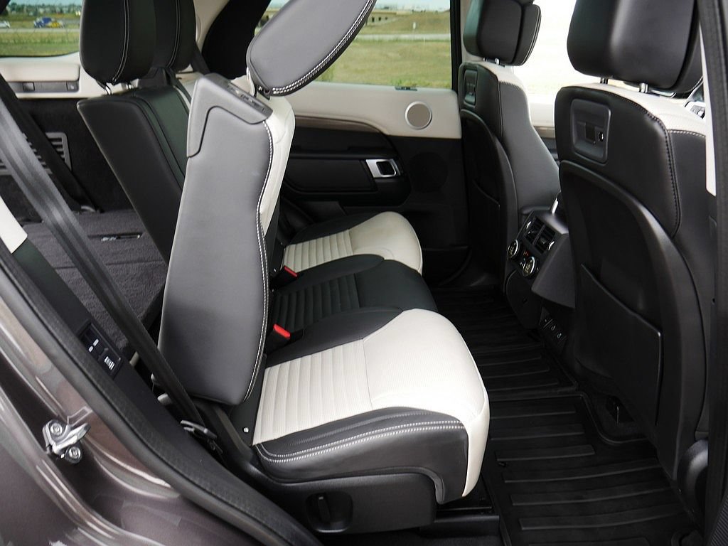 Used 2025 Land Rover Discovery Metropolitan Edition AWD/4WD image 68