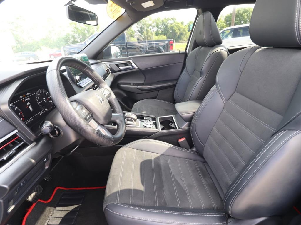 Used 2024 Mitsubishi Outlander SE Black Edition image 2