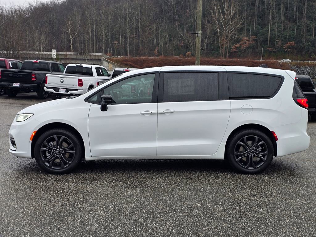 New 2026 Chrysler Pacifica Select image 16