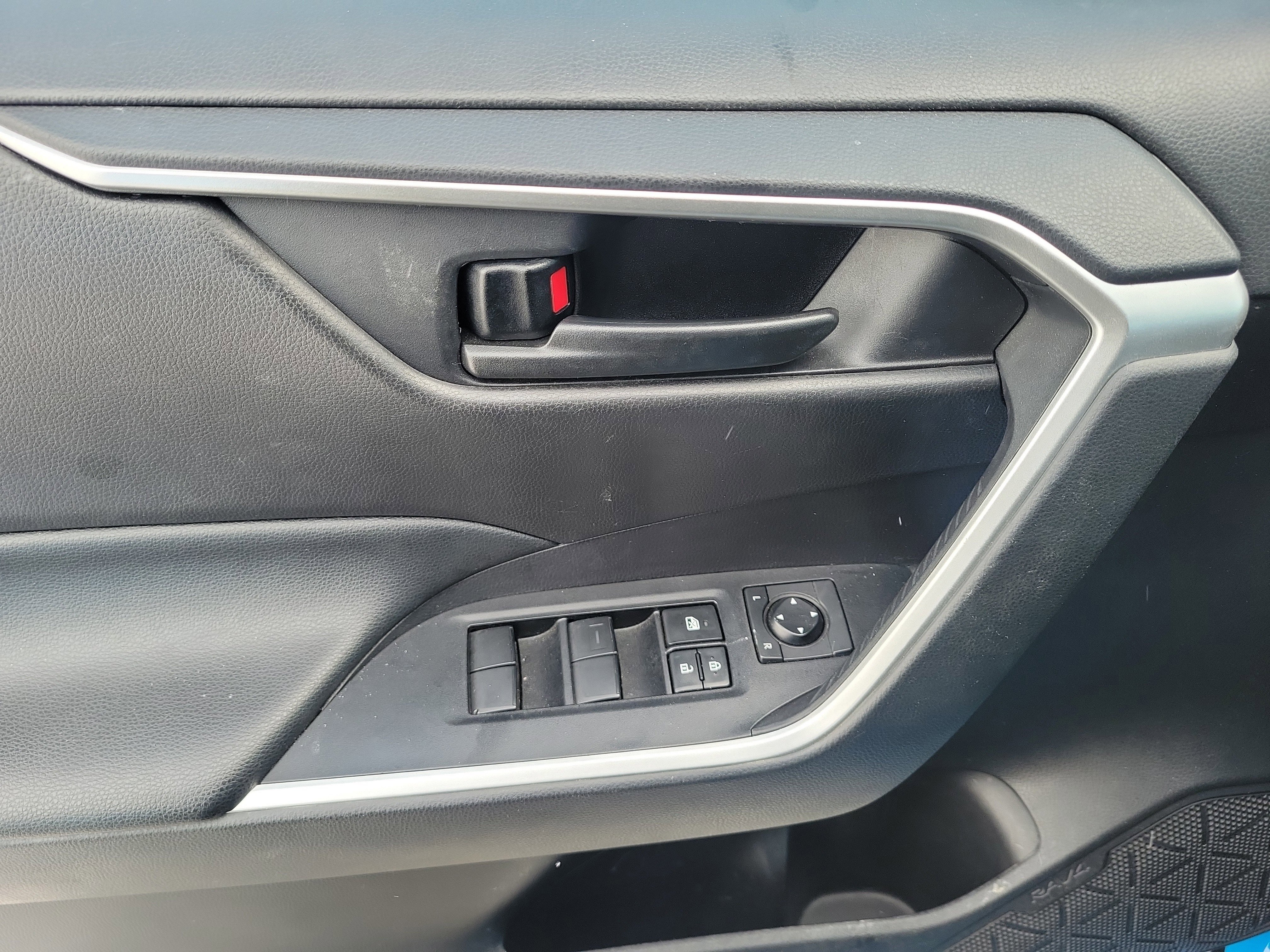 Used 2020 Toyota RAV4 LE image 15