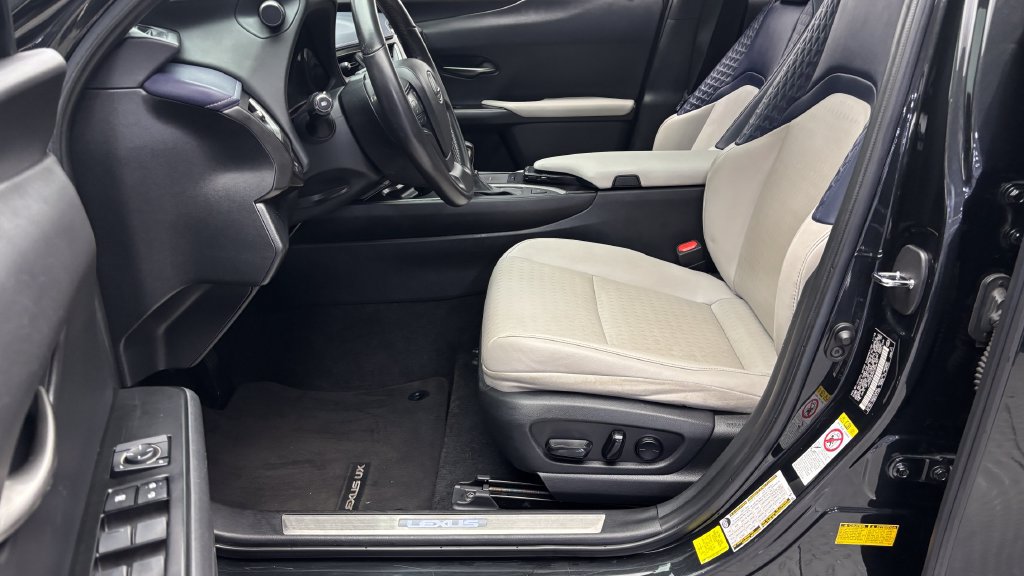 Used 2019 Lexus UX 200 w/ Accessory Package FWD image 12