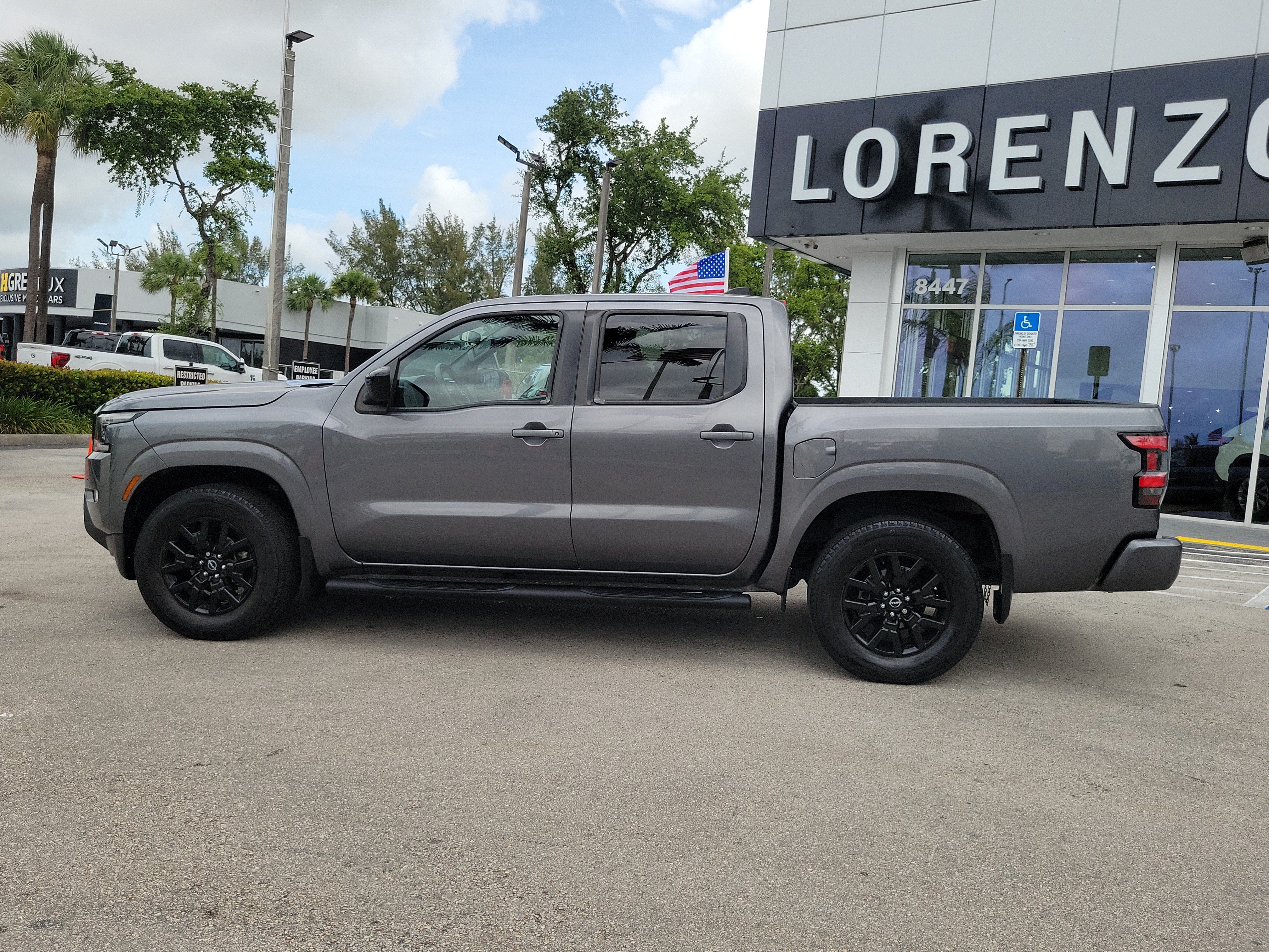 Used 2023 Nissan Frontier SV w/ Midnight Edition Package RWD image 8