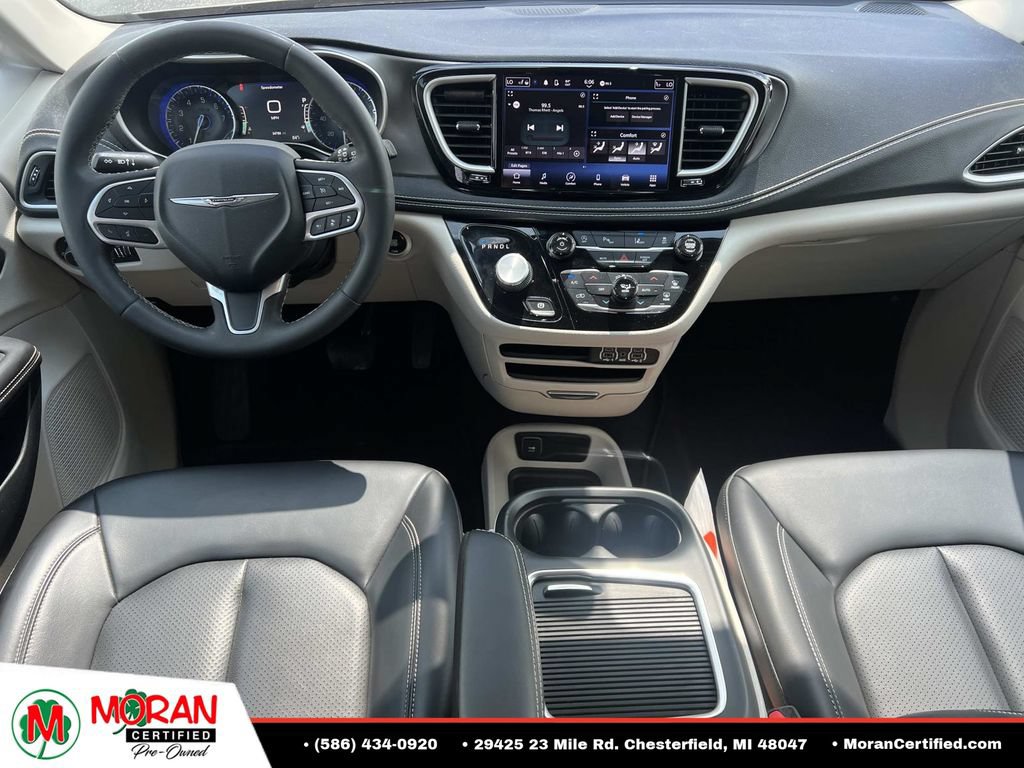 Used 2023 Chrysler Pacifica Touring-L FWD image 14