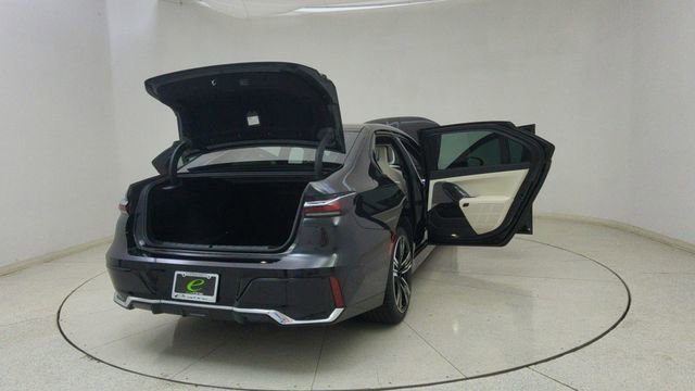 Used 2023 BMW 740i w/ Parking Assistance Package image 74