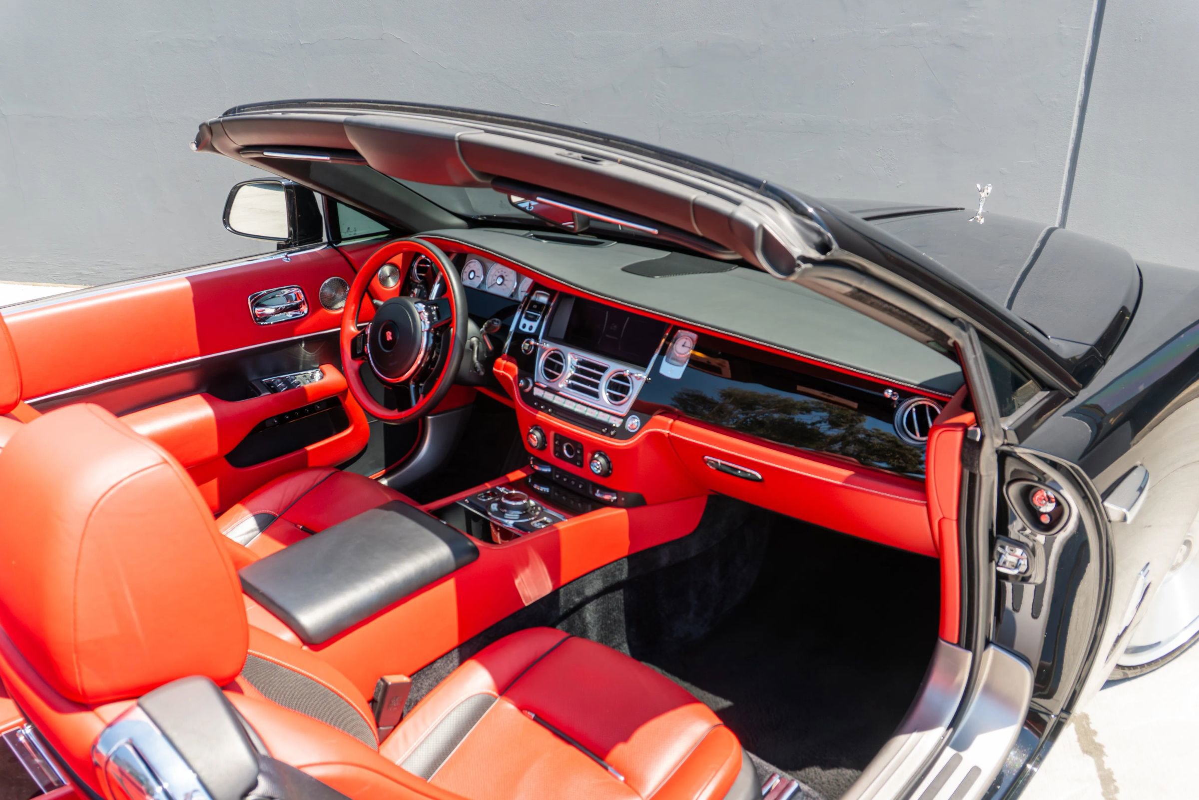 Used 2019 Rolls-Royce Dawn RWD image 70