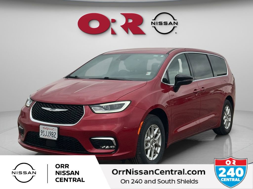 Used 2025 Chrysler Pacifica Select image 1