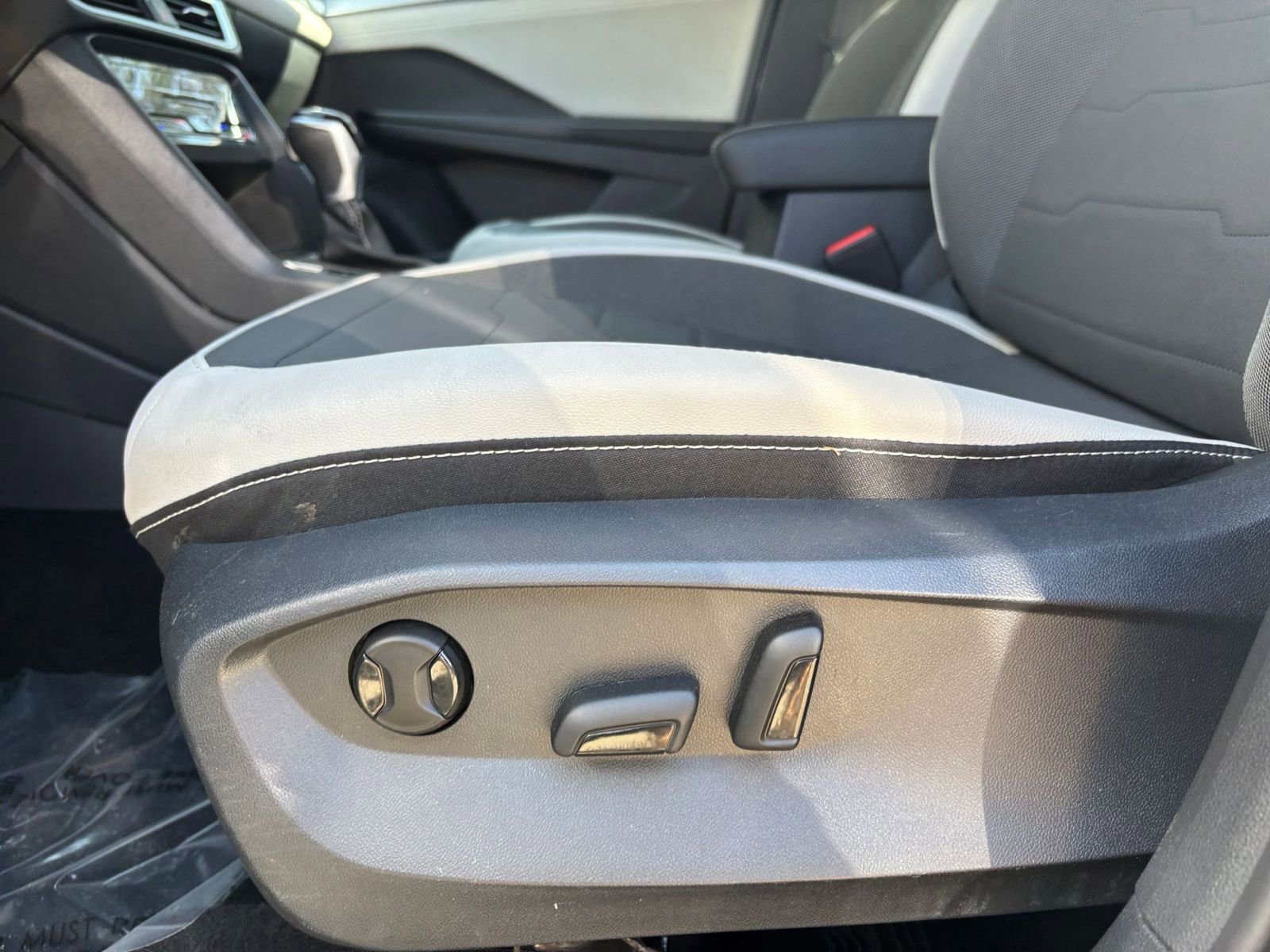 Used 2025 Volkswagen Taos SE image 28