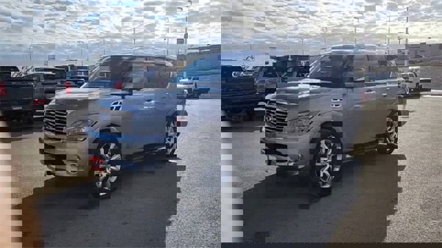 Used 2011 INFINITI QX56 7-Passenger w/ Deluxe Touring Pkg image 4