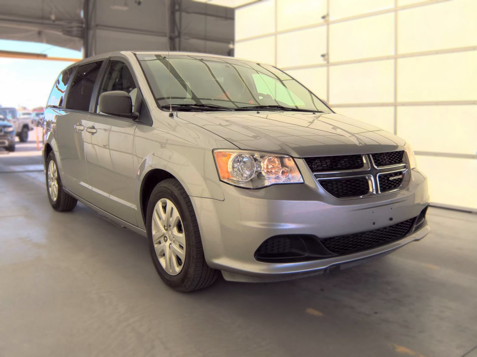 Used 2018 Dodge Grand Caravan SE w/ UConnect Hands-Free Group FWD video 2