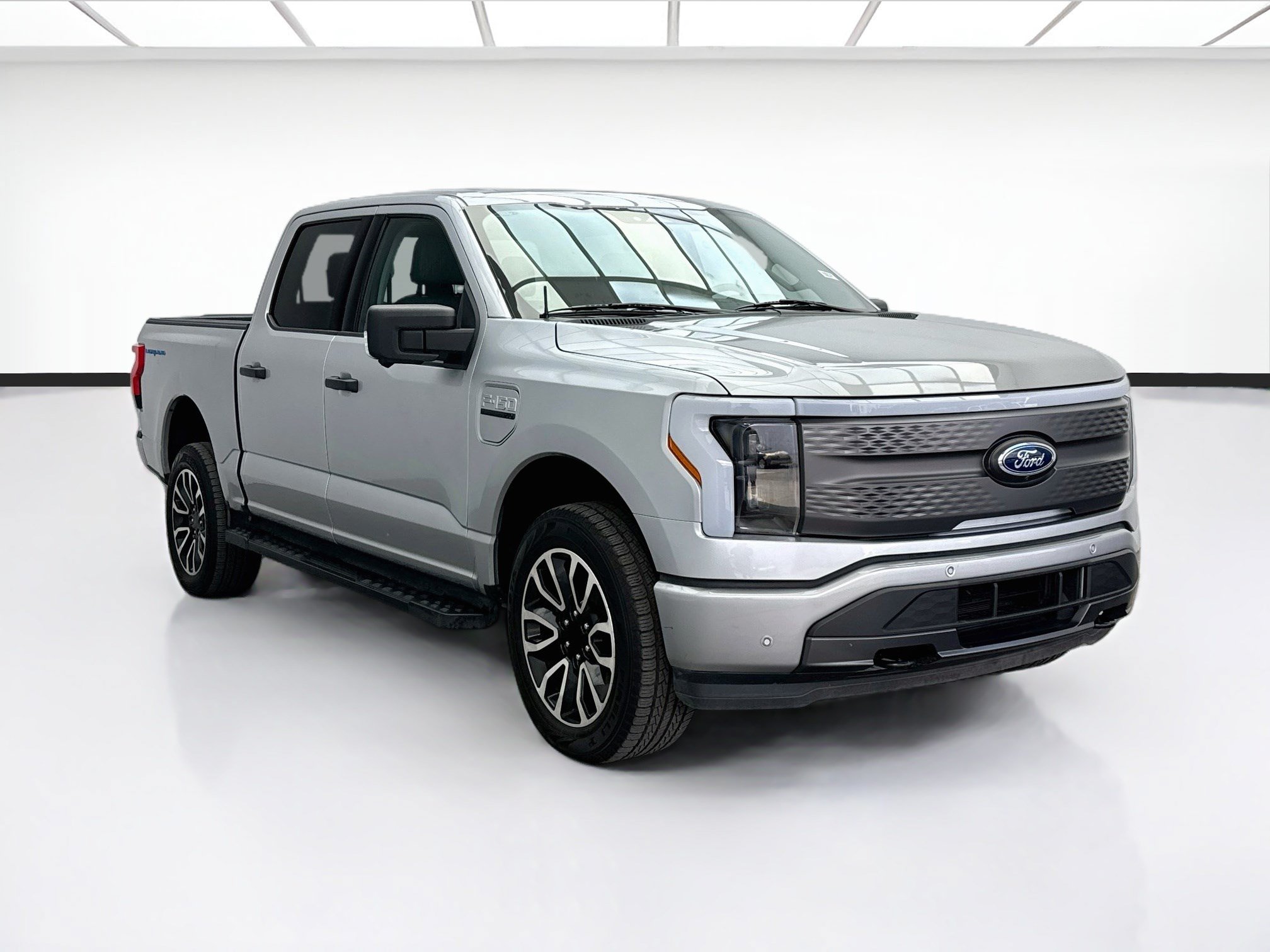 Used 2023 Ford F150 Lightning XLT AWD/4WD image 3