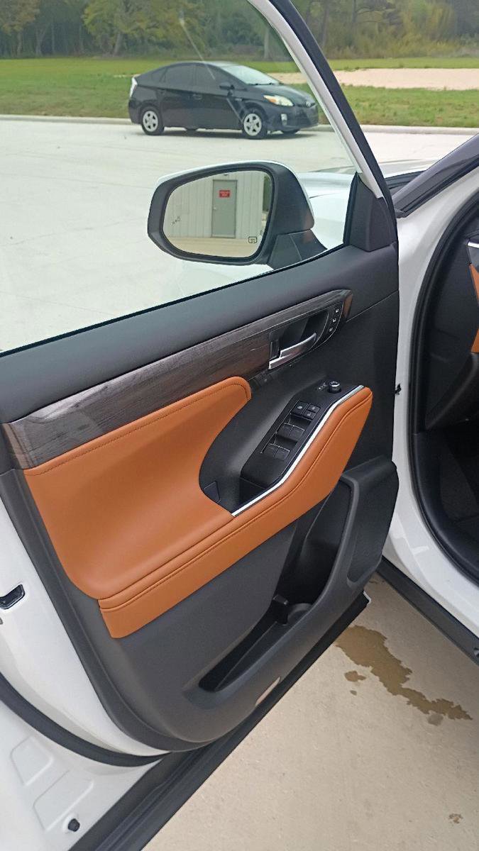 New 2026 Toyota Highlander Platinum image 9