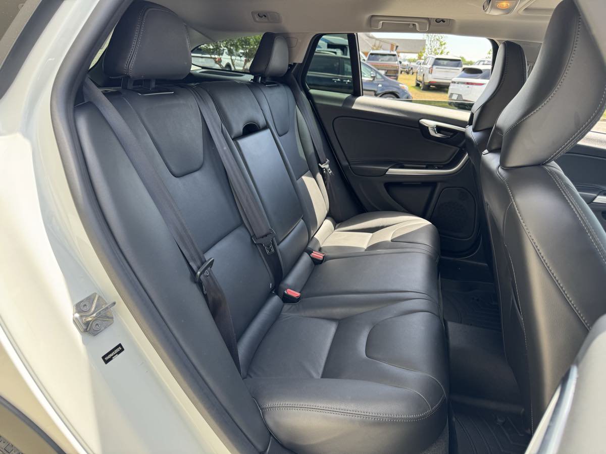 Used 2018 Volvo V60 T5 Cross Country AWD/4WD image 13