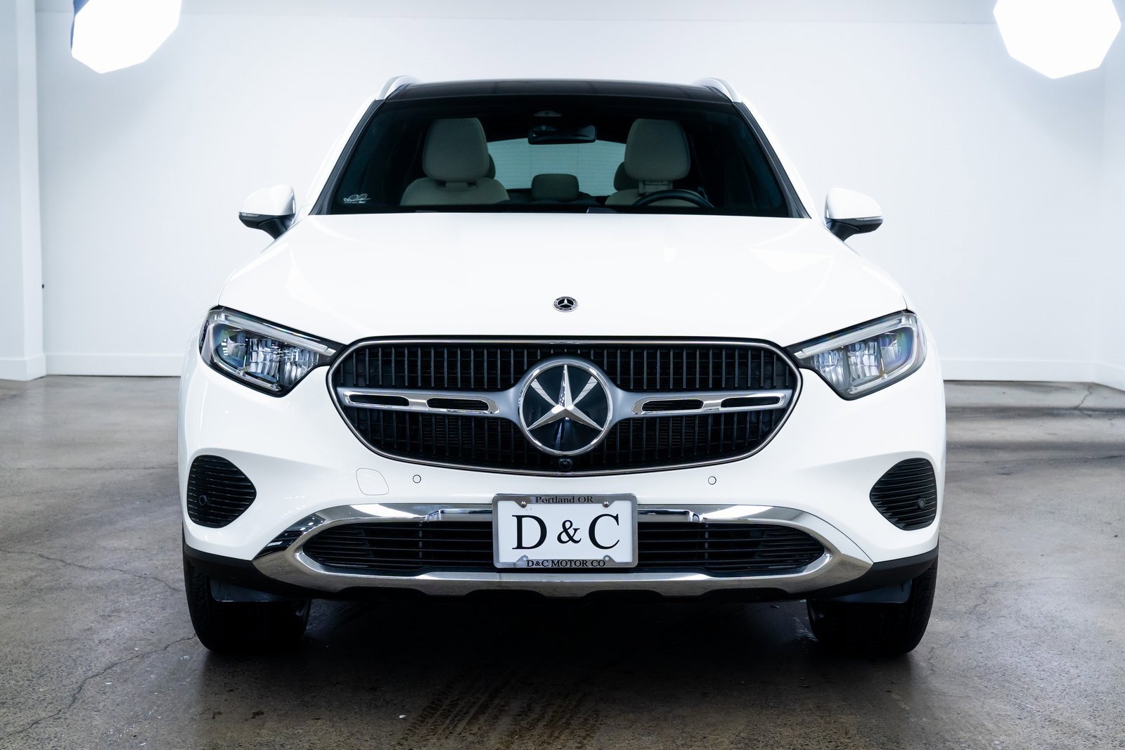 Used 2025 Mercedes-Benz GLC 350e 4MATIC image 2