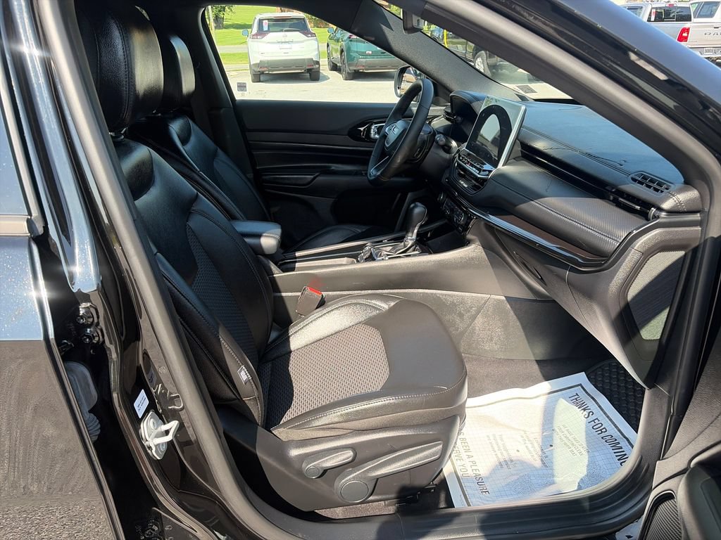 Used 2025 Jeep Compass Latitude w/ Convenience Group AWD/4WD image 39