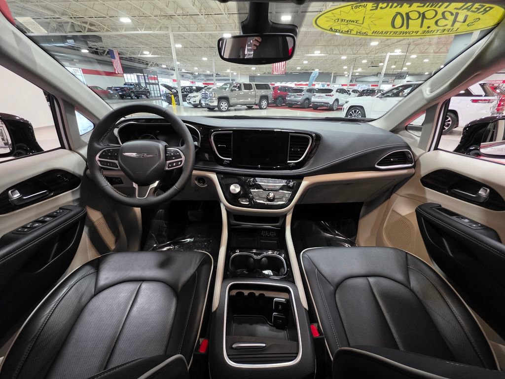 Used 2024 Chrysler Pacifica Limited image 19