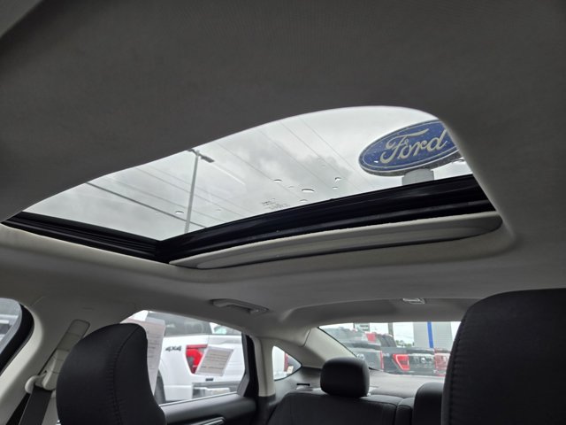 Used 2015 Ford Fusion SE FWD image 17