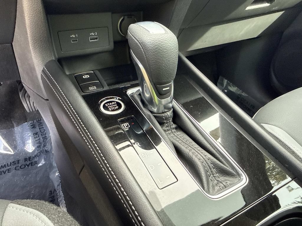 Used 2024 Nissan Kicks SR w/ SR Premium Package FWD image 32
