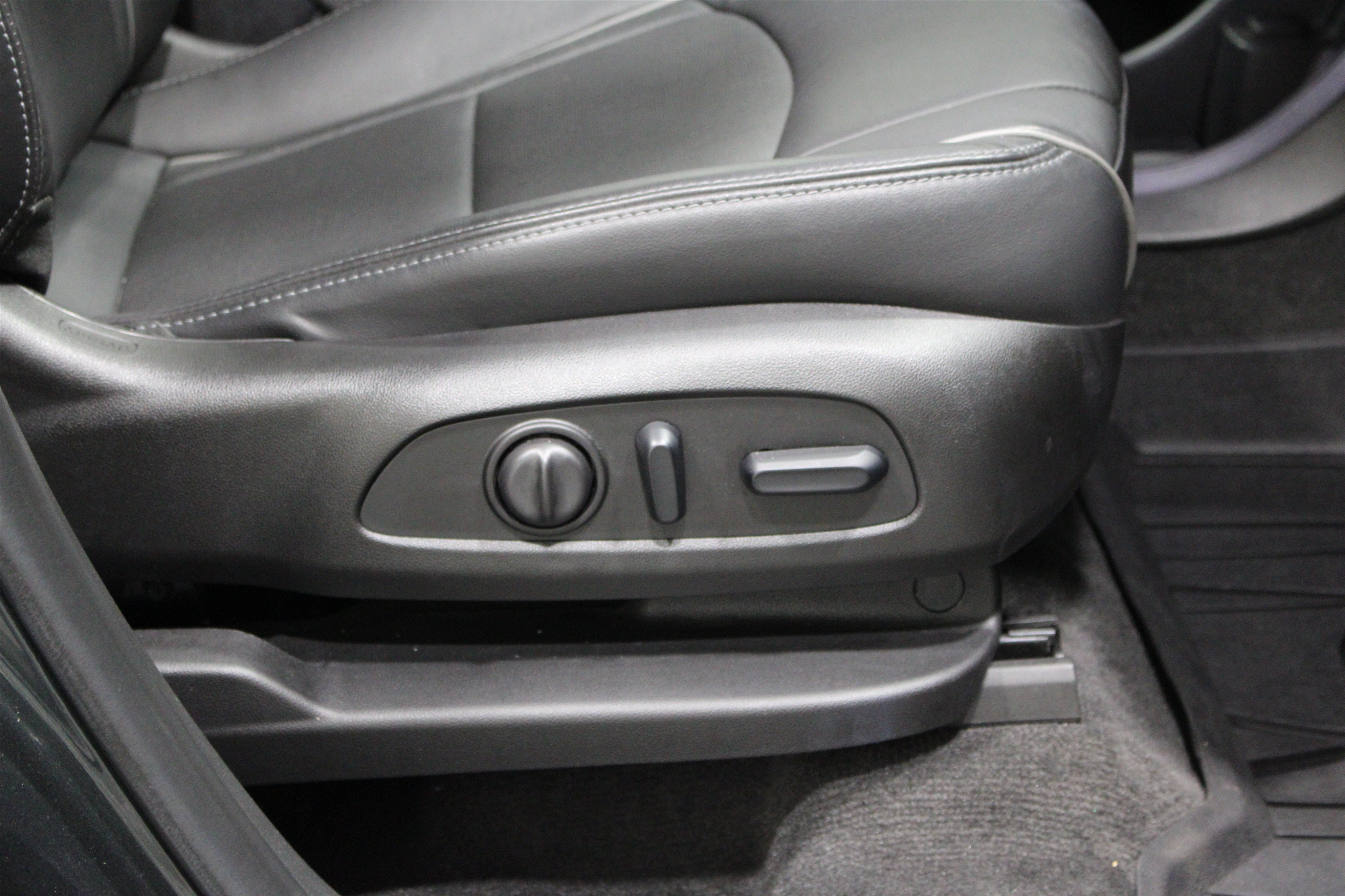 Used 2019 Buick Enclave Avenir w/ Avenir Technology Package FWD image 30