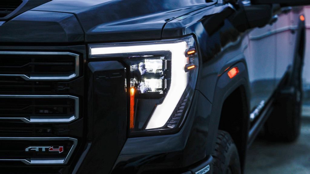 Used 2025 GMC Sierra 2500 AT4 image 5