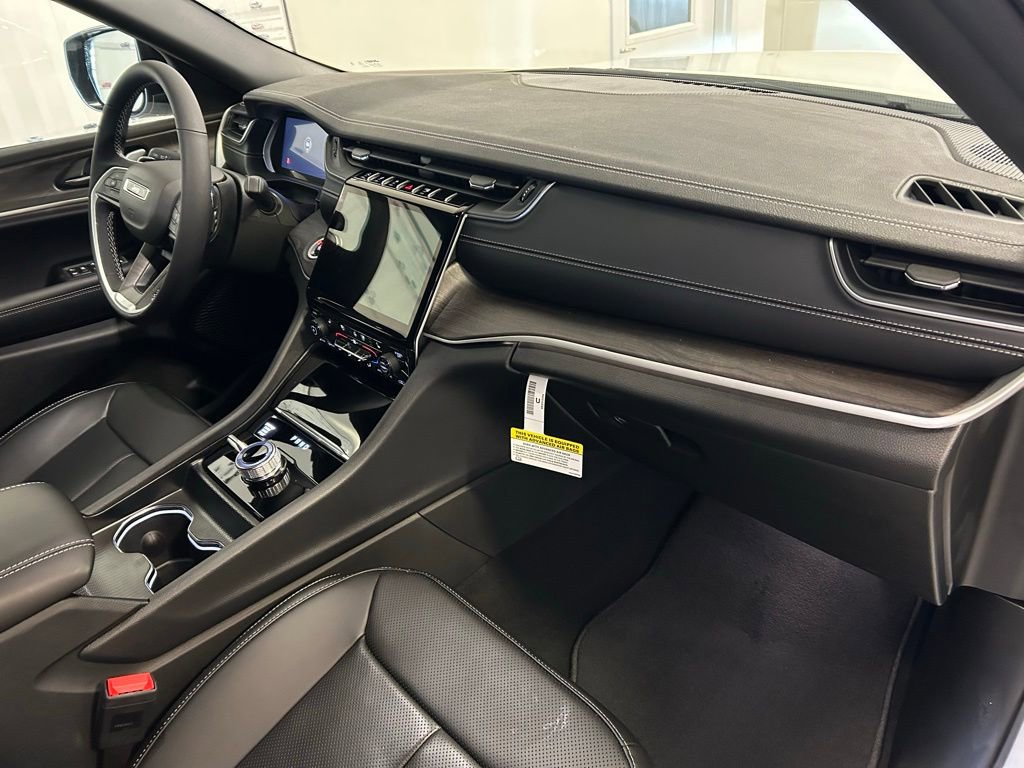New 2025 Jeep Grand Cherokee Limited w/ Luxury Tech Group II image 24
