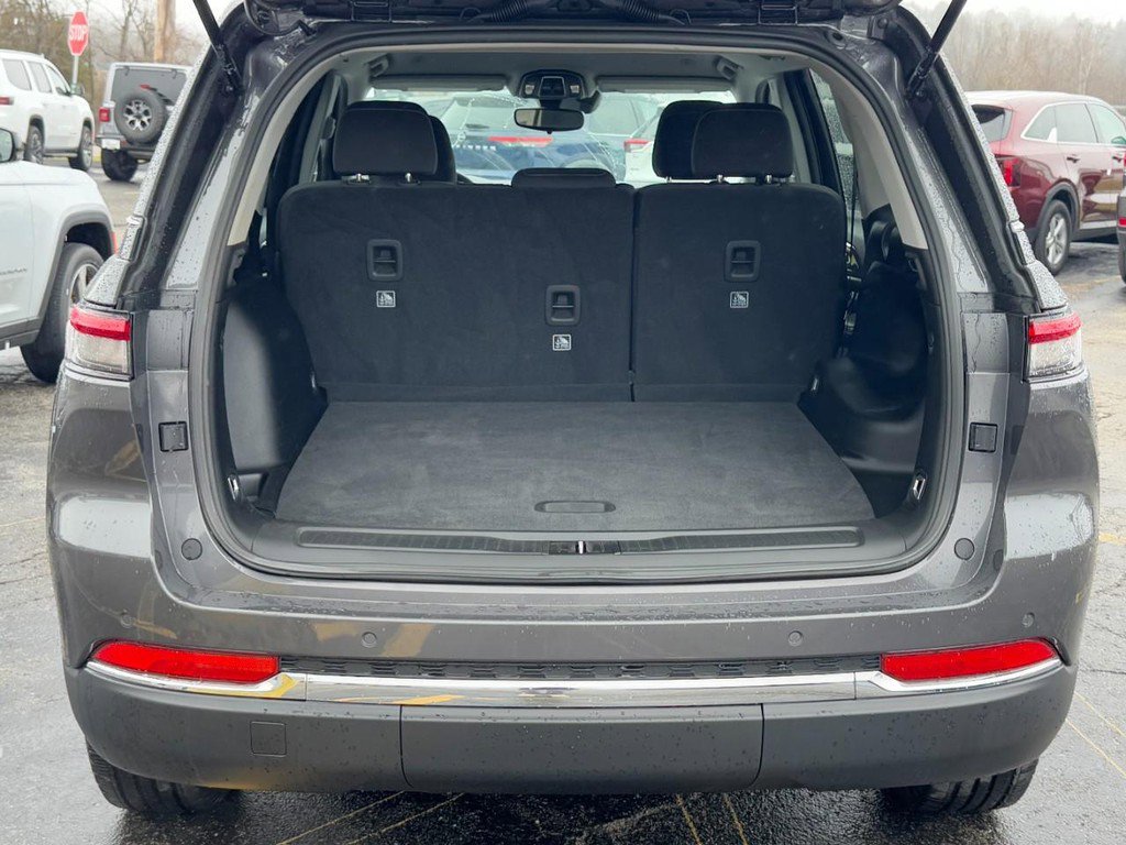Used 2023 Jeep Grand Cherokee Laredo image 9