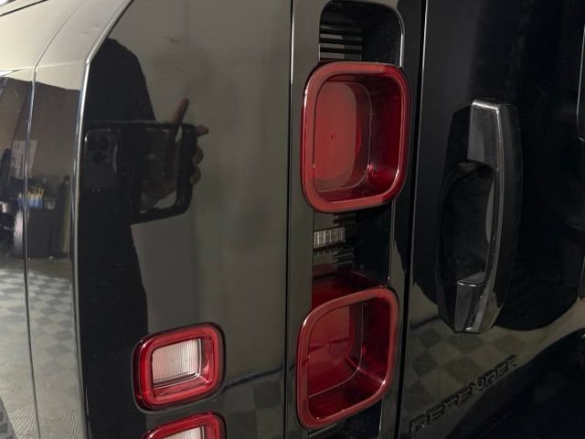 Used 2025 Land Rover Defender 110 X-Dynamic SE AWD/4WD image 13