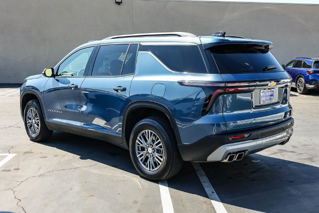 Used 2025 Chevrolet Traverse LT AWD/4WD image 4