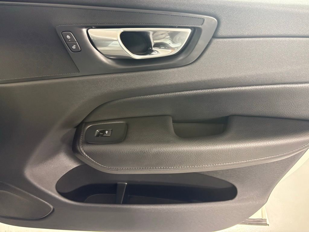 Used 2020 Volvo XC60 T5 Momentum image 12