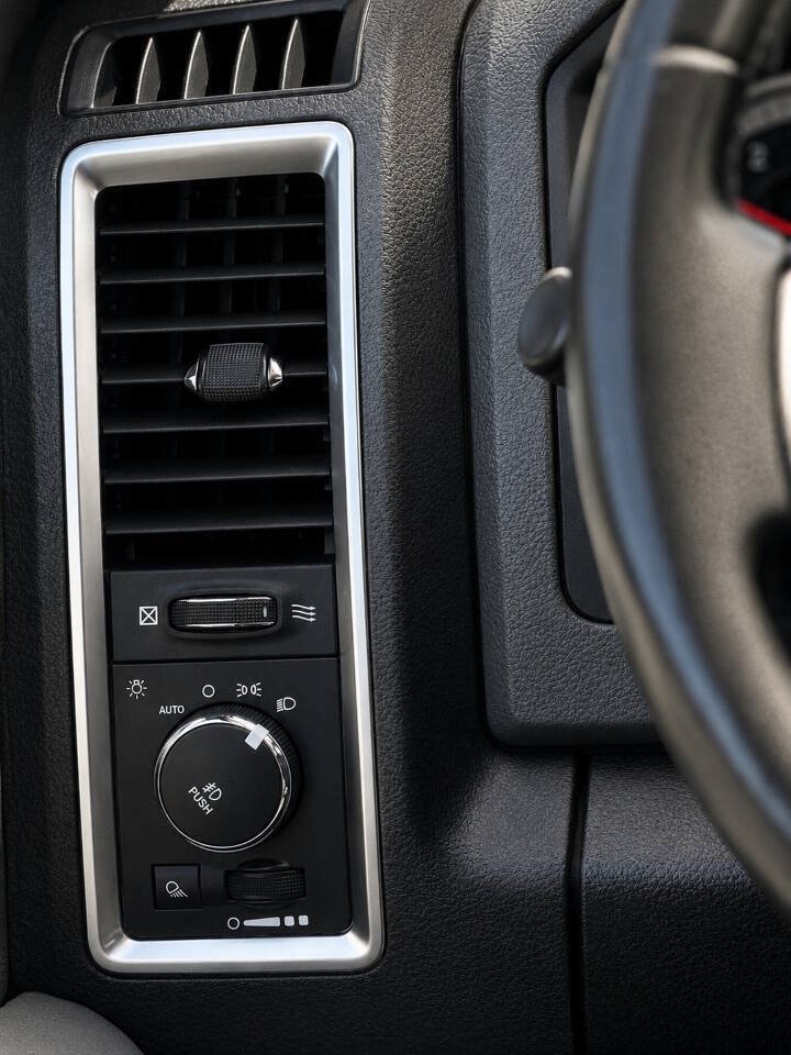 Used 2015 RAM 1500 Classic SLT w/ Luxury Group AWD/4WD image 8