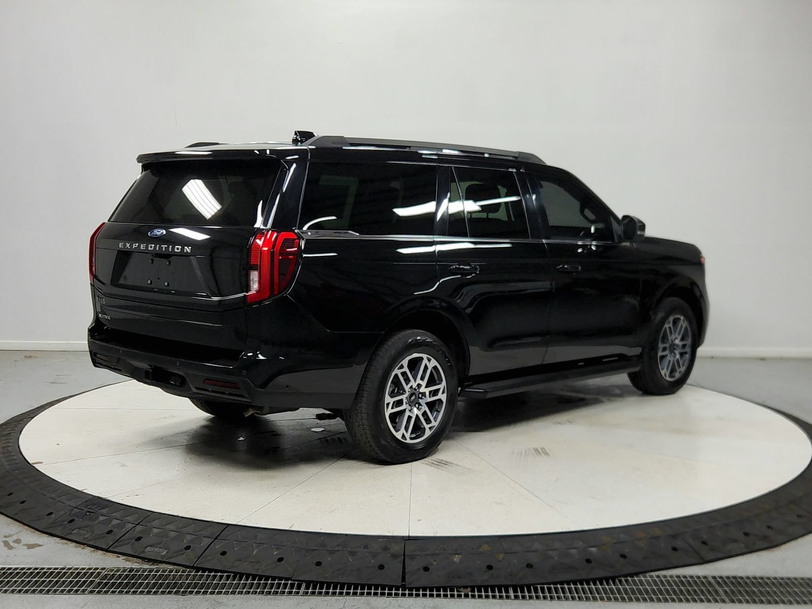 Used 2025 Ford Expedition Active AWD/4WD image 8