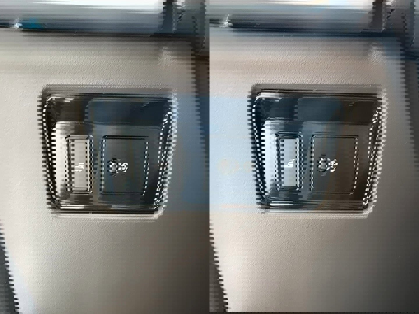 Used 2018 Jaguar F-PACE Prestige image 18