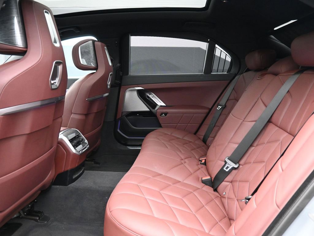 Used 2023 BMW 760i xDrive image 22