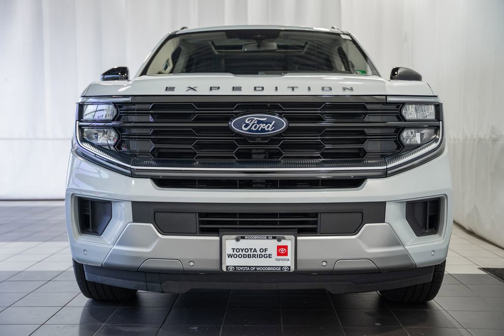 Used 2025 Ford Expedition Max Platinum w/ Driver's Package image 2