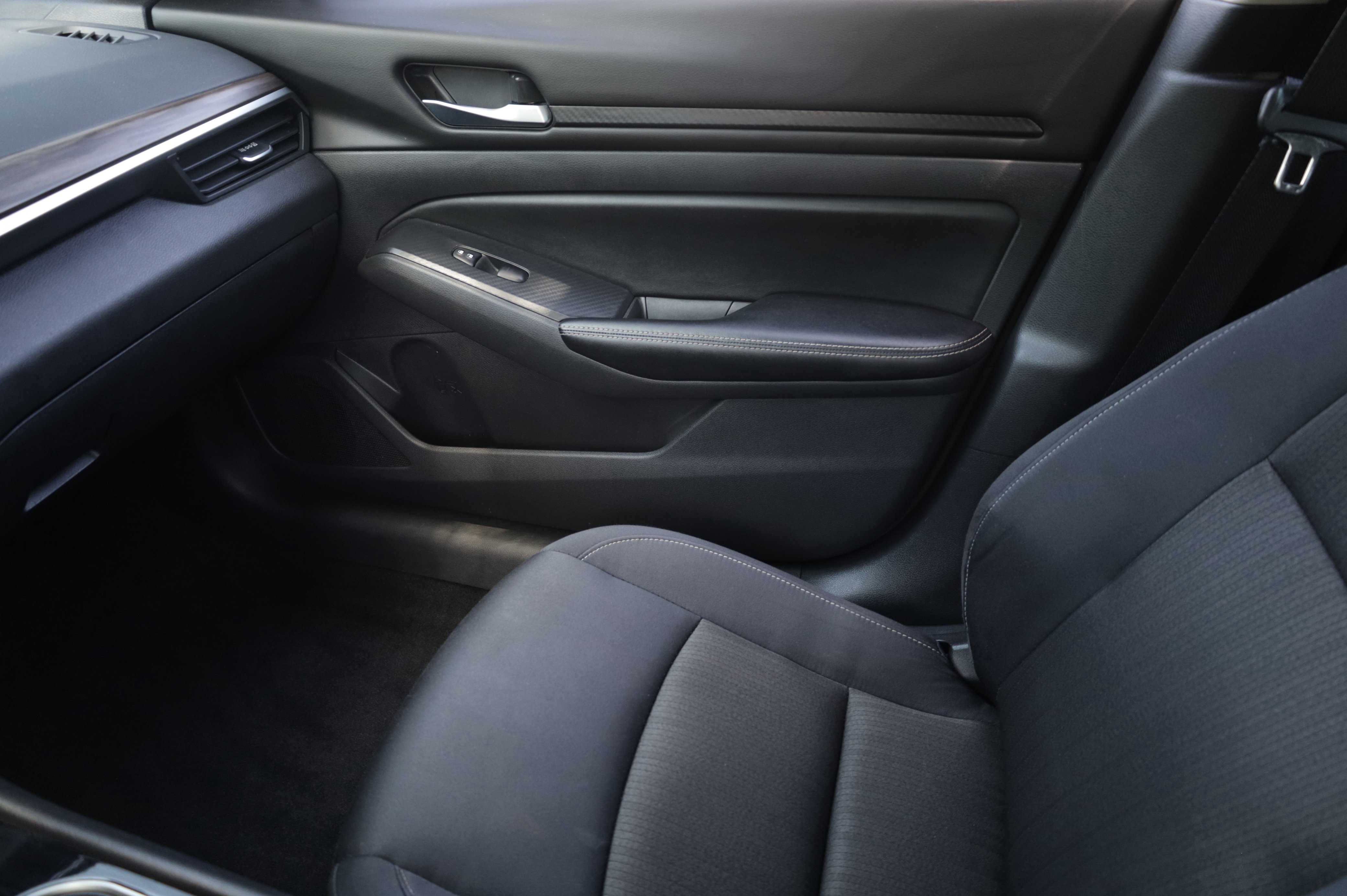 Used 2024 Nissan Altima 2.5 SV FWD image 12