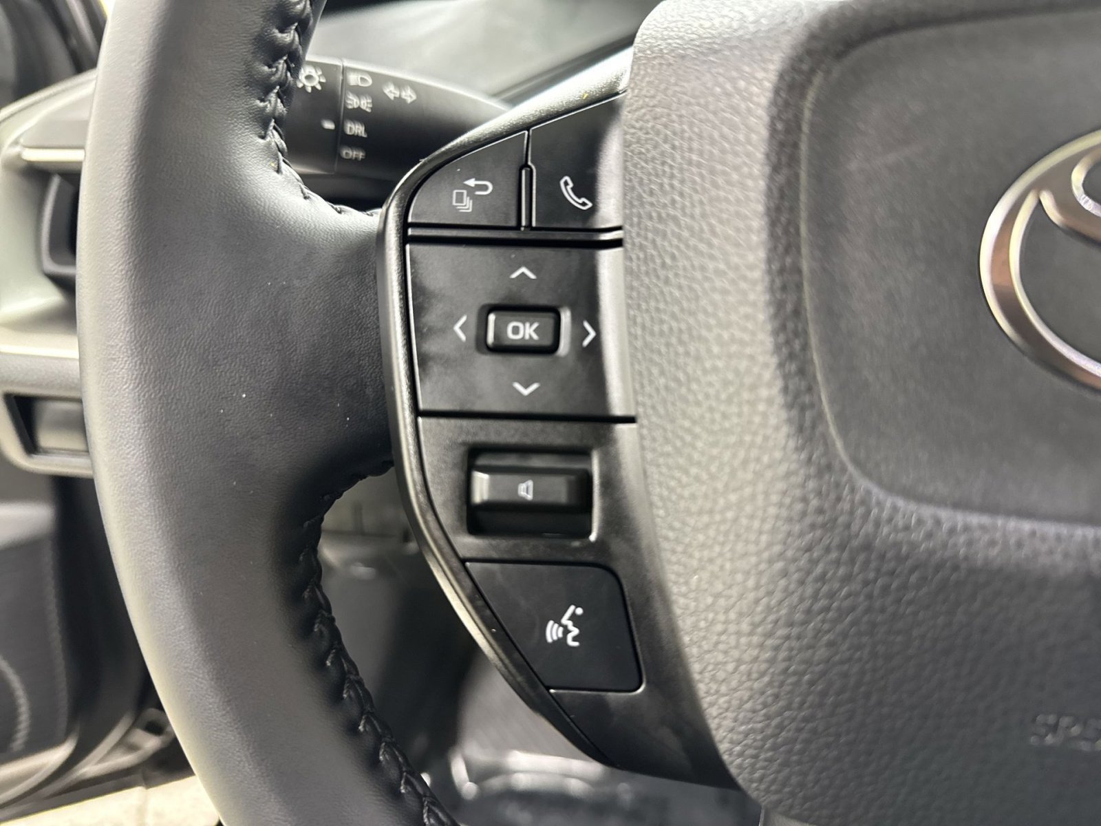 Used 2025 Toyota Prius LE image 37