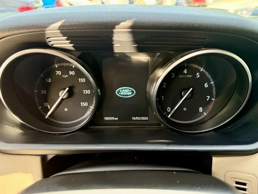 Used 2017 Land Rover Discovery HSE image 34