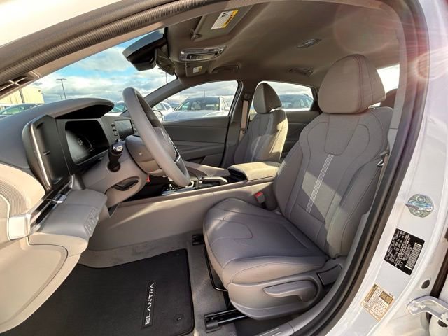 Used 2025 Hyundai Elantra SE image 19
