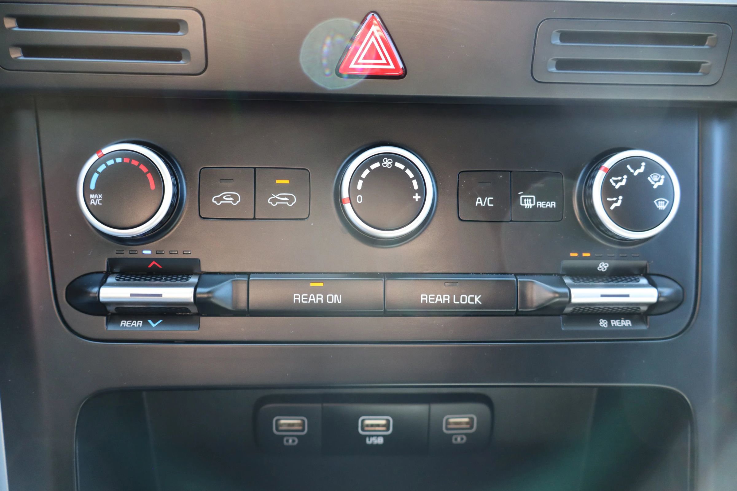 Used 2024 Kia Carnival LX image 24